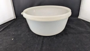 Tupperware Storage/Serving Bowls 1700 and 1701 with Seals EUC - Picture 1 of 3