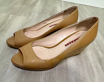 Sandálias anabela PRADA couro envernizado espadrille marrom - Imagem 1 de 4