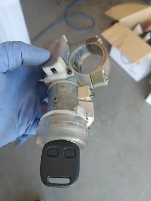 2000 Subaru Forester SF5 Ignition Key FOB Tumbler assembly  Foto 1 de 4