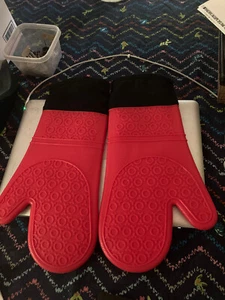 red mittens - Picture 1 of 3