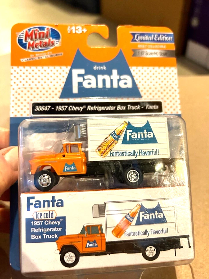 C.M.W. Mini Metals #30647 57 Chevrolet Reefer Box Truck "Fanta" 1:87 - Imagem 1 de 1