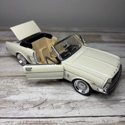 Signature Die Cast Model Car ~ 1964 1/2 Ford Mustang Convertible SS7711 ~ 1:24 - Image 1 of 4