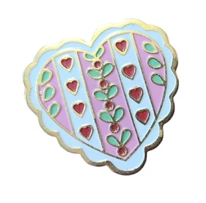 Pin de etiqueta en forma de corazón rosa y blanco Melanie Martinez en tono dorado - Imagen 1 de 5