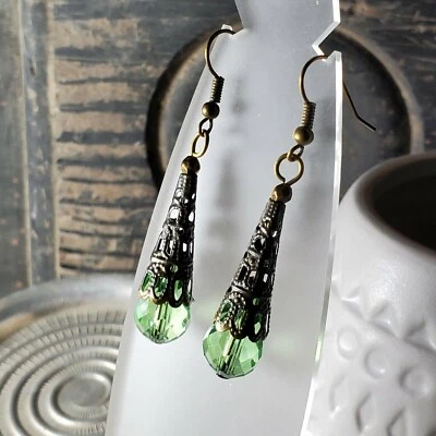 Pendientes antiguos de lágrima de cristal verde primavera facetados filigrana de bronce Foto 1 de 4