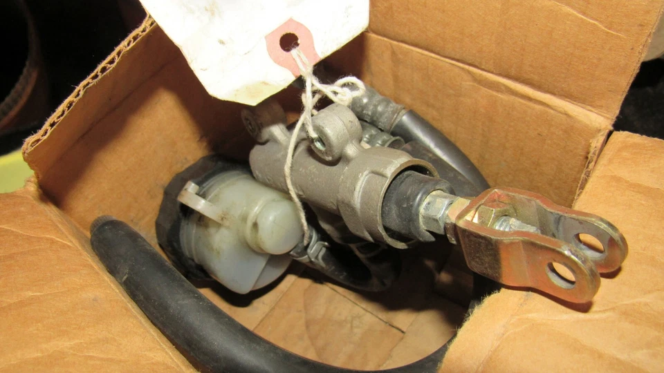 Suzuki GSX600 1998 Katana freno trasero cilindro maestro Foto 1 de 1