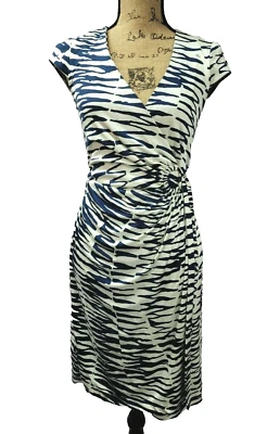 Vestido envolvente de seda con estampado de cebra azul y blanco roto Trina Turk talla 2 Foto 1 de 4