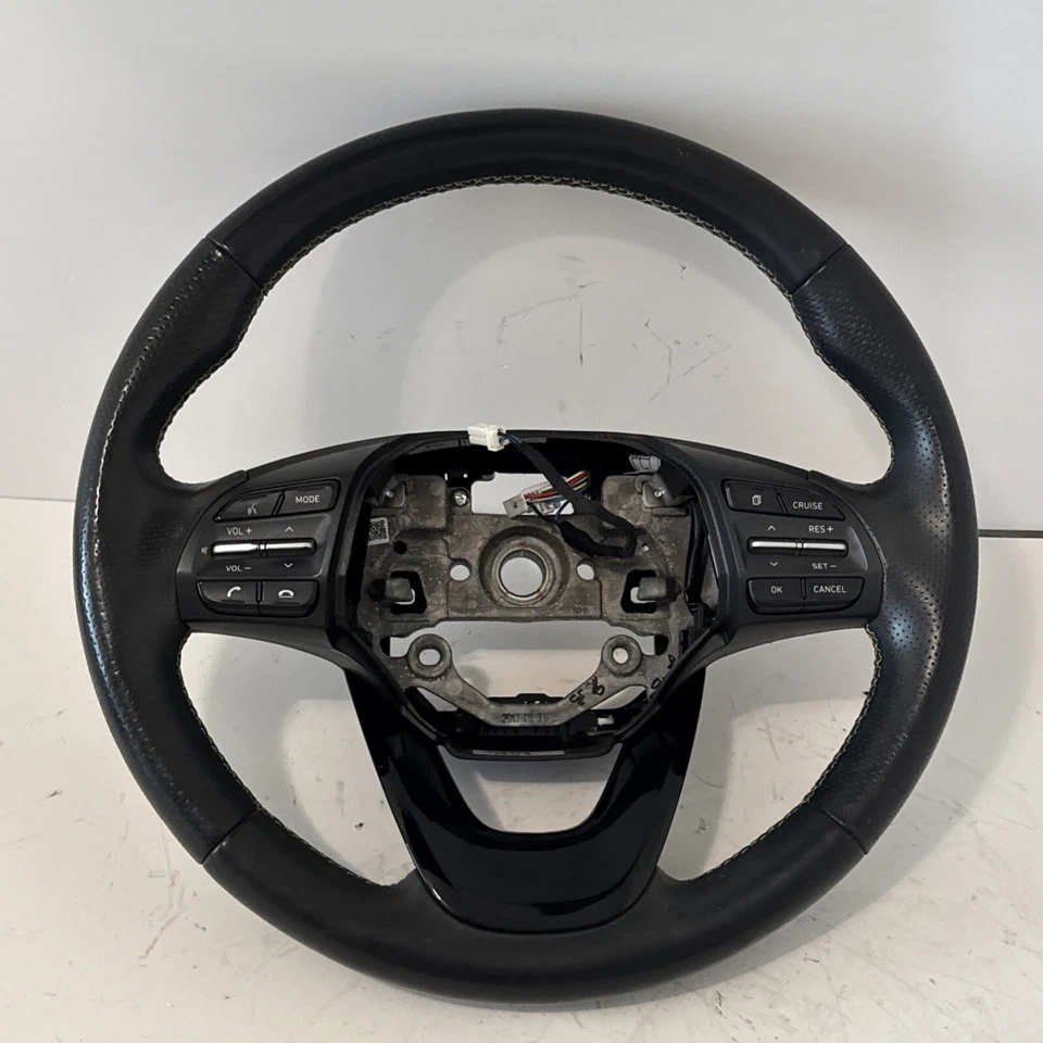 Hyundai Kona 2018 volante térmico cuero negro con costuras amarillas OEM  Foto 1 de 4