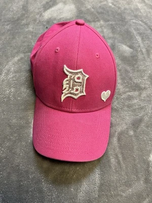 Sombrero para niños jóvenes de los Tigres de Detroit rosa '47 marca brillante "D"/ajuste de corazón Foto 1 de 4