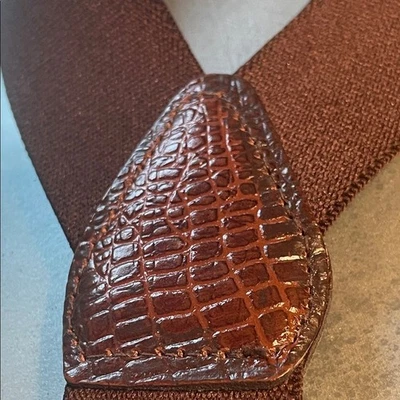 Tirantes de correa de cuero con estampado texturizado marrón con latón. Sistema operativo Foto 1 de 4