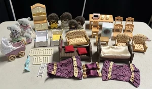 Lote de muebles y figuras Calico Critters familias de erizos y koalas - Imagen 1 de 8