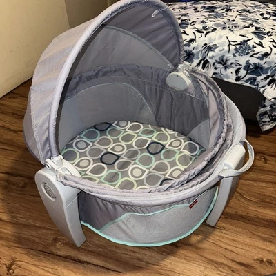 Cuna portátil Fisher-Price On-The-Go Baby Dome, espacio de juego de viaje Foto 1 de 4