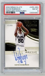 2024 Panini Immacolata Firme Annunciate David Robinson su Card Auto /49 PSA 8 - Foto 1 di 2