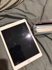 ipad 6th generation - Picture 1 of 3
