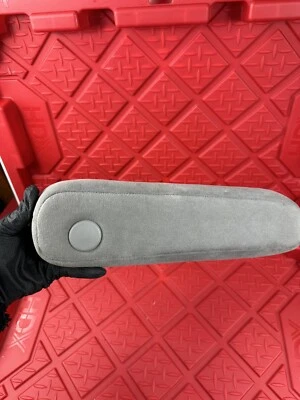 2008-2013 TOYOTA HIGHLANDER SEGUNDA FILA ASSENTO APOIO DE BRAÇO CAMURÇA LADO ESQUERDO FABRICANTE DE EQUIPAMENTO ORIGINAL - Imagem 1 de 4