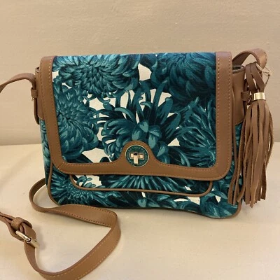 Bandolera Isaac Mizrahi Live Bridgehampton de lona estampada en verde azulado Foto 1 de 4