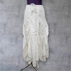 Maxi gonna asimmetrica boho arricciata a strati American Eagle bianca a pois svizzera piccola - Foto 1 di 7