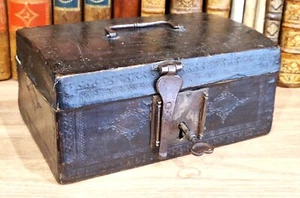 Coffret boite à moraillon en cuir France XVIIe - Foto 1 di 7