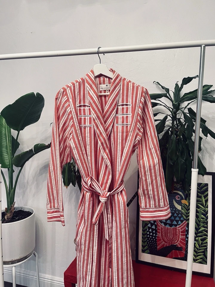 Saks Fifth Avenue Bata a Rayas Rojo y Blanco con Corbata Cintura y Bolsillo  Foto 1 de 4