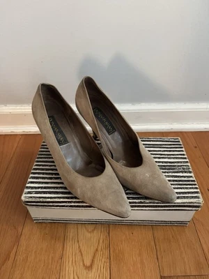 Zapatos de salón Donna Karan New York para mujer beige talla 8,5 gamuza tacón alto punta puntiaguda Foto 1 de 3