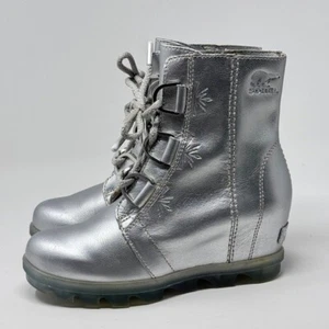 Sorel x Disney Joan of Arctic Wedge Frozen Boots – Silver, Girl’s Size 2 - Picture 1 of 14