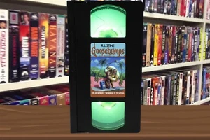 Goosebumps Book: The Abominable Snowman Of Pasadena VHS Lamp + Remote - Imagen 1 de 2