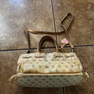 Bolso de hombro vintage y2k Dooney & Bourke monograma con ribete de cuero marrón Foto 1 de 4