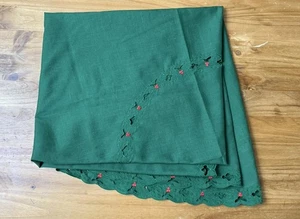 Vintage Tablecloth Christmas Holly Embroidered Round - Picture 1 of 4