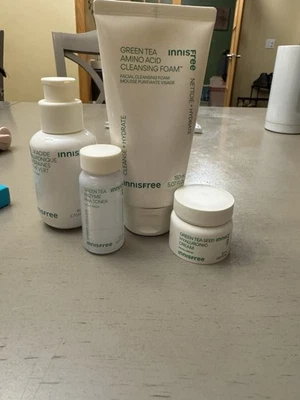 Héroes de hidratación de té verde innisfree con ácido hialurónico - Juego de edición limitada  Foto 1 de 4