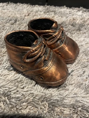 De colección Único Par de Zapatos de Bebé Pequeño BRONCEADO COBRE Antiguos Foto 1 de 4