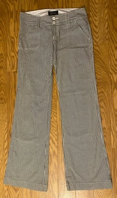 Pantalones acampanados Guess para mujer talla 27 blanco azul a rayas ajustados con fondo de campana Foto 1 de 4