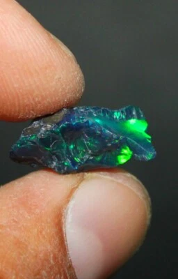 Ópalo negro natural áspero, cristal de ópalo etíope crudo, ópalo negro seco, 6,70 quilates Foto 1 de 4