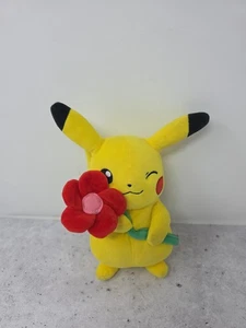 Peluche Pokémon Pikachu con flor roja guiñando un ojo 2021 - Imagen 1 de 2