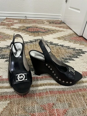 Sandálias salto cunha plataforma cravejada couro preto Michael Kors tamanho 9M - Imagem 1 de 4