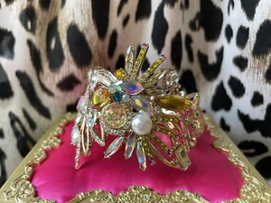Betsey Johnson Keeping Up With The Critters Cockatoo Bird Hinged Bangle Bracelet - Picture 1 of 7