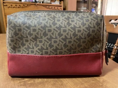 Bolso sin asas DKNY Grande Cuadrado Monograma Logo/Rojo Saffiano Estuche Cosmético Maquillaje Foto 1 de 4