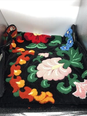 Hermoso punzón de aguja de colección acolchado colorido con fondo negro pieza grande Foto 1 de 4