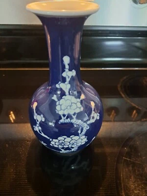 Антикварная китайская сине-белая фарфоровая ваза Jingdezhen (1950-1970) с цветочным рисунком  - Изображение 1 из 4