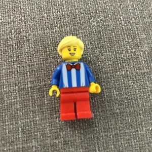 LEGO CITY Minifigure Ice Cream Truck Vendor Female Striped Shirt cty1139 60253 - Picture 1 of 6