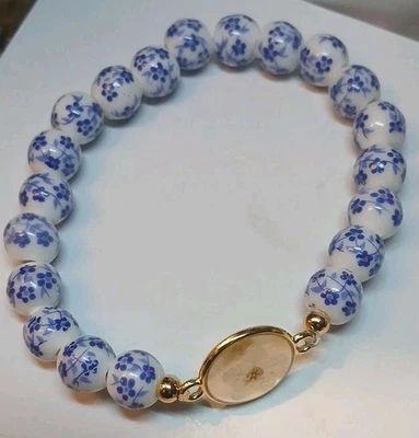 蓝色和白色瓷串珠弹力手链带玻璃花 — 第 1/4 张图片