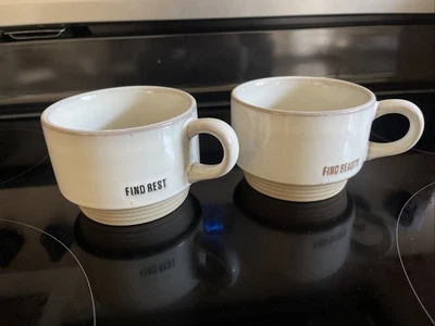 NUEVO Juego de 2 tazas apilables de gres Hearth & Hand Magnolia Find Beauty/Rest Foto 1 de 4