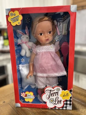 Nuevo de Lote Antiguo Terri Lee Pijama Fiesta 15" Muñeca Vinilo con Accesorios de Moda 2004 NBRFB  Foto 1 de 4