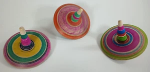 Juego de tres tapas giratorias de madera hechas y pintadas a mano. Arte popular. - Imagen 1 de 10