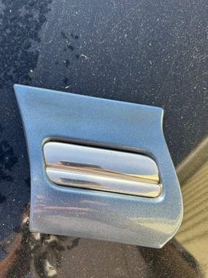 Cadillac Deville LH 1997-1999 guardabarros delantero moldura # 25640999 azul Foto 1 de 2