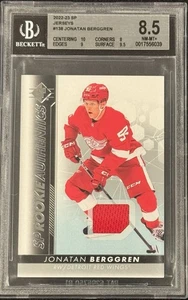 Camisetas 2022-23 SP Rookie Authentics Jonatan Berggren BGS 8,5 #138 Detroit Red - Imagen 1 de 2