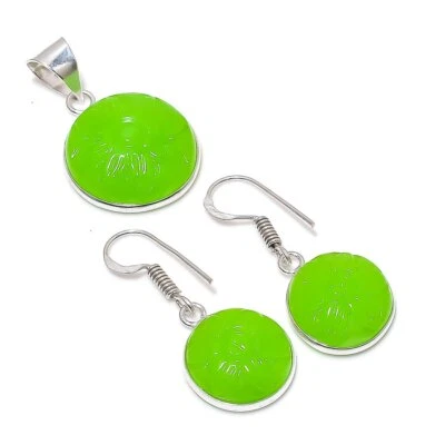 Juego de colgantes y pendientes hechos a mano tallados de calcedonia verde enchapados en plata 925 de 1,36" Foto 1 de 3