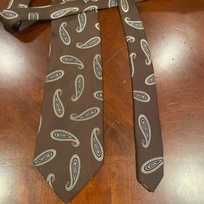 Corbata Mervyns Cambridge Classics 100 % seda marrón cachemira hecha en Italia 61"x3,5" Foto 1 de 2