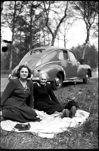 Portrait femmes assise voiture - ancien négatif photo an. 1950 - Picture 1 of 1