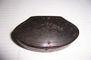 ANTIQUE PAPER MACHE LACQUER SNUFF BOX WITH FLORAL DESIGN - Picture 1 of 9