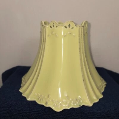 Tapa de sombra de porcelana de filigrana verde Yankee Candle Foto 1 de 4