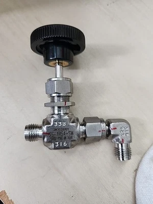 USED Swagelok 1/4” Stainless Steel Integral Bonnet Needle Valve SS-1RS4 5000PSIG - Image 1 of 3